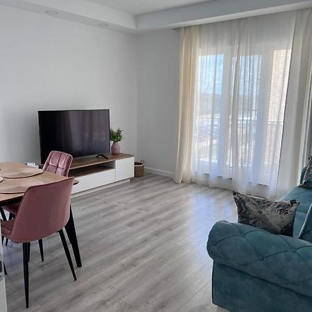 Cosmopolis Bliss: Your Home Away From Home Stefanestii de Jos Екстериор снимка